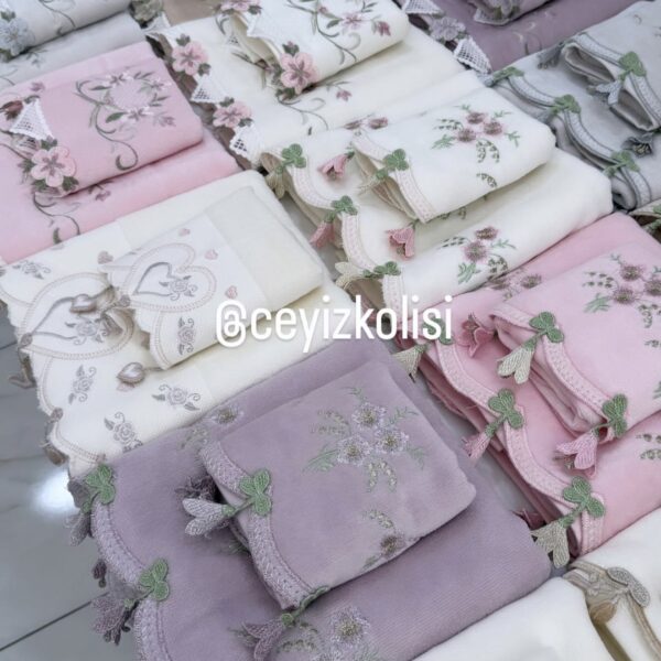 Küpeli Analı Kızlı Havlu